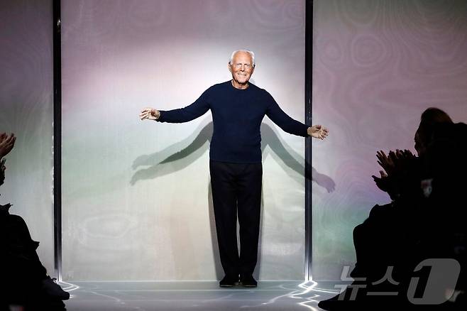 조르지오 아르마니가 2018년 1월 프랑스 파리에서 열린 패션소에서 관객들에게 인사를 하고 있다. 2018.1.23 ⓒ AFP=뉴스1