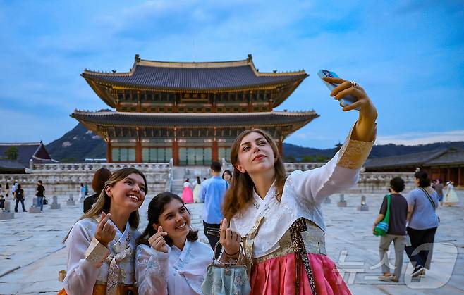 경복궁을 찾은 외국인 관광객들이 근정전을 배경으로 셀카를 찍고 있다. 2025.9.3/뉴스1 ⓒ News1 김진환 기자