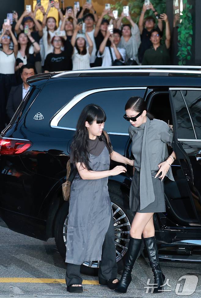블랙핑크 제니가 4일 오후 서울 성동구 피치스 도원에서 열린 아이웨어 브랜드 레이밴(Ray-Ban)의 팝업 스토어 오픈 행사에 참석하기 위해 차에서 내리고 있다. ⓒ News1 권현진 기자