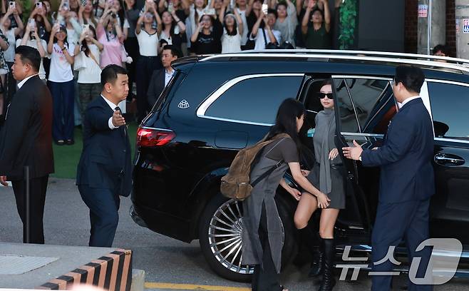 블랙핑크 제니가 4일 오후 서울 성동구 피치스 도원에서 열린 아이웨어 브랜드 레이밴(Ray-Ban)의 팝업 스토어 오픈 행사에 참석하기 위해 차에서 내리고 있다. ⓒ News1 권현진 기자
