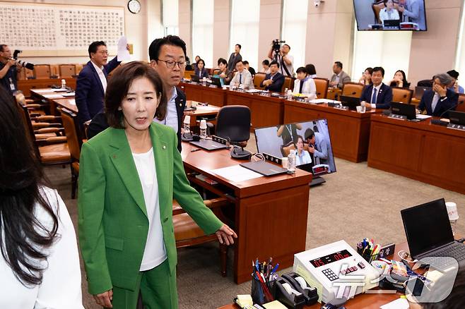 나경원 의원 등 국민의힘 의원들이 2일 서울 여의도 국회에서 열린 제429회 국회(정기회) 법제사법위원회 제1차 전체회의에서 추미애 법사위원장의 의사진행에 항의하며 퇴장하고 있다. 오른쪽에서 4번째가 더불어민주당 이성윤 의원. 2025.9.2/뉴스1 ⓒ News1 유승관 기자