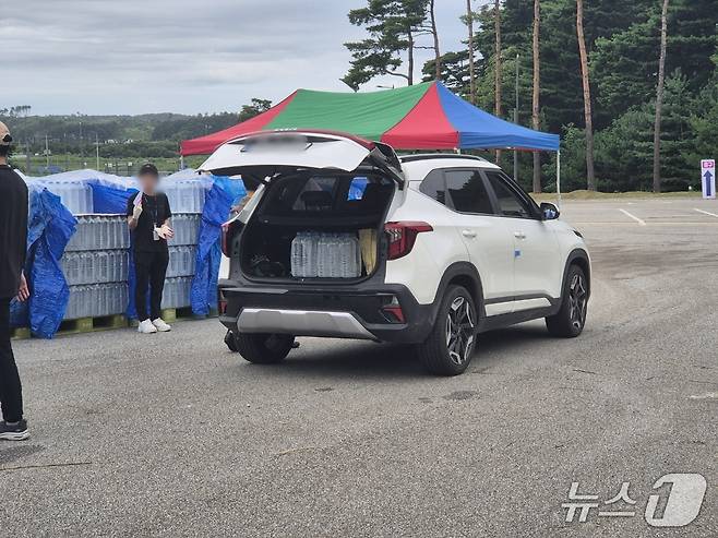 극심한 가뭄으로 재난사태가 선포된 강원 강릉에 5일 전 시민을 대상으로 1인당 12L 분량의 생수가 배부된다. 이날 오전 강원 강릉시 포남동 강릉스피드스케이트장에 마련된 '드라이브 스루' 급수 현장. 2025.9.5/뉴스1 윤왕근 기자