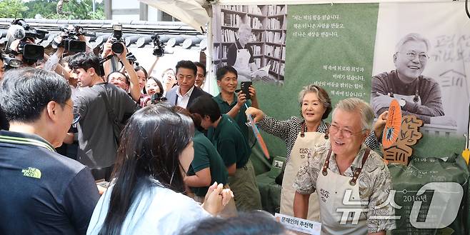 문재인 전 대통령이 5일 전북 전주시 전주한벽문화관 일원에서 열린 제8회 전주독서대전 행사장에 마련된 평산책방을 찾은 독자들과 대화를 나누고 있다. 2025.9.5/뉴스1 ⓒ News1 유경석 기자