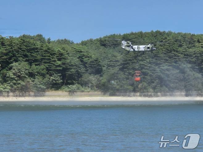 5일 낮 강원 강릉시 장현저수지에서 육군 시누크 헬기로 추정되는 헬리곱터가 담수를 위해 낮게 비행하고 있다. 2025.9.5/뉴스1 윤왕근 기자