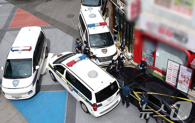 3일 흉기난동 사건이 발생한 서울 관악구 조원동의 한 주택가에서 경찰이 현장을 조사하고 있다. 소방당국 등에 따르면 이날 오전 10시 50분쯤 조원동에서 발생한 흉기난동으로 30대 남성 1명, 40대 남성 2명, 여성 1명이 복부 등에 부상을 입고 인근 병원으로 이송됐다. 2025.9.3/뉴스1 ⓒ News1 김민지 기자
