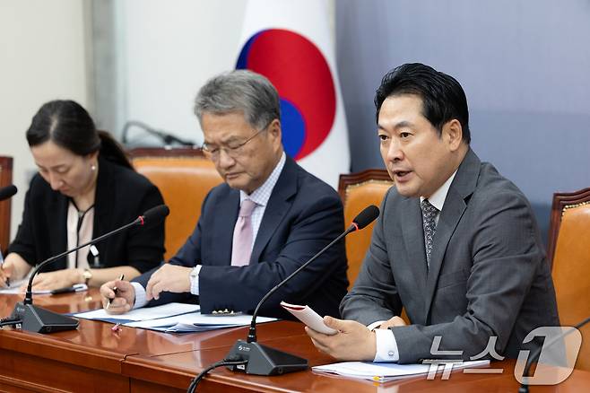 장동혁 국민의힘 대표가 5일 서울 여의도 국회에서 조셉 윤 주한미국대사대리를 접견, 인사말하고 있다. 2025.9.5/뉴스1 ⓒ News1 이승배 기자