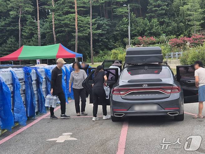 극심한 가뭄으로 재난사태가 선포된 강원 강릉에 5일 전 시민을 대상으로 1인당 12L 분량의 생수가 배부된다. 이날 오전 강원 강릉시 포남동 강릉스피드스케이트장에 마련된 '드라이브 스루' 급수 현장. 2025.9.5/뉴스1 윤왕근 기자