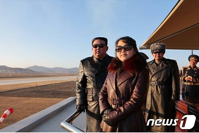2023년 11월 29일 북한 공군사령부를 방문한 김정은 노동당 총비서와 딸 주애. 북한 노동당 기관지 노동신문이 공개. 2023.12.01. [국내에서만 사용가능. 재배포 금지. DB 금지. For Use Only in the Republic of Korea. Redistribution Prohibited] rodongphoto@news1.kr