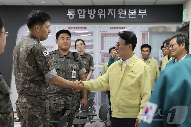 강릉 가뭄 현장점검에 나선 김민석 국무총리가 5일 강원 강릉시청 통합방위지원본부를 방문해 관계자들을 격려하고 있다. (국무총리실 제공. 재판매 및 DB금지) 2025.9.5/뉴스1