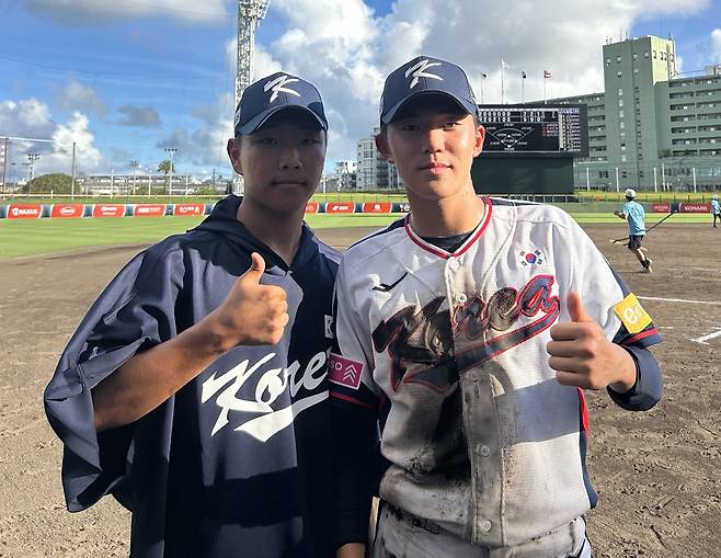 U18 야구대표팀의 투수 최요한(왼쪽)과 외야수 박지호. (대한야구소프트볼협회 제공)