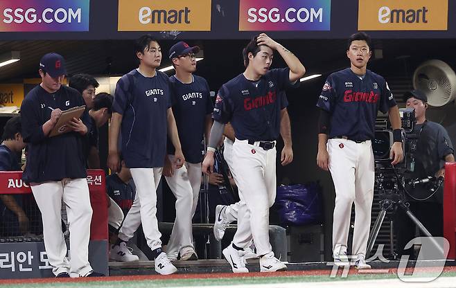 5일 인천 SSG랜더스필드에서 열린 '2025 신한 SOL 뱅크 KBO리그' 롯데 자이언츠와 SSG 랜더스의 경기에서 5-7로 패배한 롯데 선수들이 그라운드로 향하고 있다. 2025.9.5/뉴스1 ⓒ News1 김성진 기자