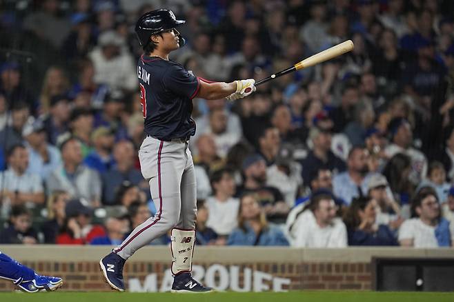 애틀랜타 김하성이 4일(한국시간) 미국 일리노이주 시카고 리글리 필드에서 열린 2025 메이저리그(ML) 시카고 컵스전에서 7회초 3점포를 터트리고 있다. 사진 | 시카고=AP연합뉴스