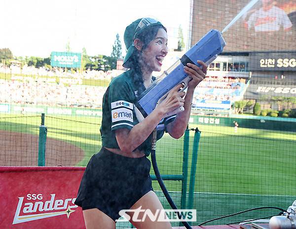 SSG 치어리더 이수진이 16일 오후 인천 SSG랜더스필드에서 펼쳐진 '2025 프로야구' SSG와 LG의 경기에서 관중석을 향해 물총세례를 선보이고 있다. /사진=강명호 기자