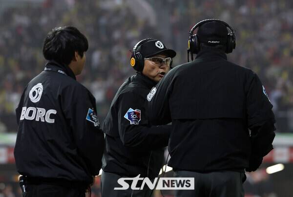 비디오 판독 중인 KBO 심판들. /사진=뉴시스