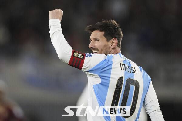 아르헨티나 국가대표 공격수 리오넬 메시가 5일(한국 시간) 아르헨티나 부에노스 아이레스의 에스타디오 마스 모누멘탈에서 열린 2026 국제축구연맹(FIFA) 북중미 월드컵 남미예선 17차전 베네수엘라와의 경기에서 득점 이후 감정적인 표정으로 팔을 들어올리고 있다. /사진=뉴시스(AP)