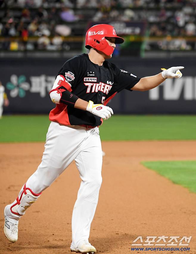 29일 수원KT위즈파크에서 열린 KBO리그 KT 위즈와 KIA 타이거즈의 경기. 6회초 2사 1,2루 KIA 오선우가 역전 스리런포를 날린 뒤 환호하고 있다. 수원=박재만 기자 pjm@sportschosun.com/2025.08.29/