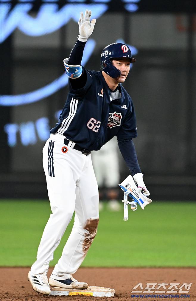 20일 대전 한화생명볼파크에서 열린 한화 이글스와 두산 베어스의 경기. 두산 안재석이 안타를 날린 뒤 환호하고 있다. 대전=박재만 기자 pjm@sportschosun.com/2025.08.20/