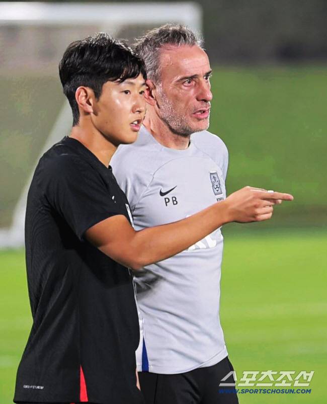 '이렇게 가까이에서 대화를 나눈 적이 있었나?' 17일 축구국가대표팀 선수들이 카타르 도하 알 에글라 트레이닝센터에서 훈련을 했다. 이강인과 대화를 나누고 있는 벤투 감독. 도하(카타르)=송정헌 기자songs@sportschosun.com