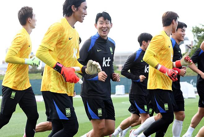 훈련하는 손흥민

    (뉴욕=연합뉴스) 윤동진 기자 = 2일(현지시간) 미국 뉴욕주 아이칸 스타디움에서 열린 한국 축구 대표팀 훈련에서 손흥민이 밝은표정으로 훈련에 임하고 있다. 2025.9.3