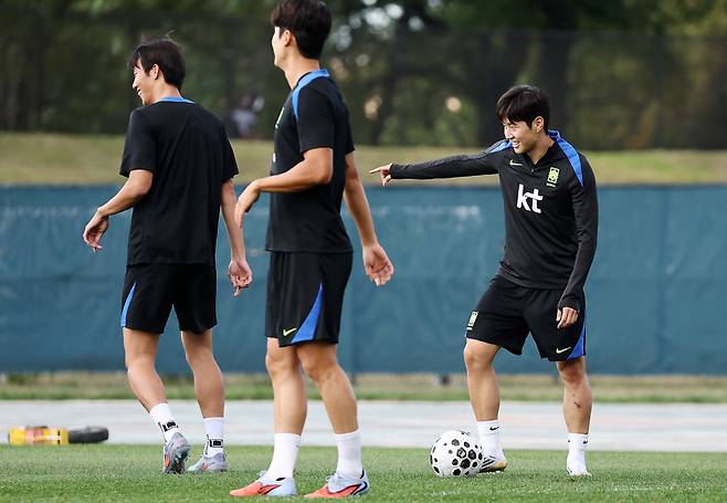 훈련하는 이강인

    (뉴욕=연합뉴스) 윤동진 기자 = 2일(현지시간) 미국 뉴욕주 아이칸 스타디움에서 열린 한국 축구 대표팀 훈련에서  이강인이 밝은 표정으로 훈련에 임하고 있다. 2025.9.3