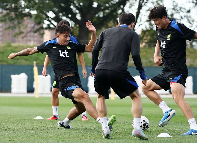 볼 다툼하는 옌스 카스트로프-김민재
(뉴욕=연합뉴스) 윤동진 기자 = 2일(현지시간) 미국 뉴욕주 아이칸 스타디움에서 진행된 한국 축구 대표팀 훈련에서 옌스 카스트로프가 김민재와 볼 다툼을 하고 있다. 2025.9.3
