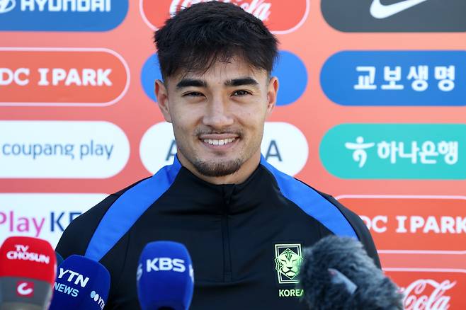 인터뷰하는 옌스 카스트로프

    (뉴욕=연합뉴스) 윤동진 기자 = 3일(현지시간) 미국 뉴욕주 아이칸 스타디움에서 진행된 한국 축구 대표팀 훈련에서 옌스 카스트로프가 인터뷰를 하고 있다. 2025.9.4