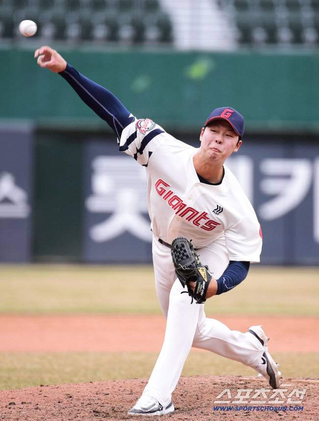 11일 부산 사직야구장에서 KBO리그 시범경기 롯데와 두산의 경기가 열렸다. 힘차게 투구하고 있는 롯데 전미르. 부산=송정헌 기자songs@sportschosun.com/2024.03.11/