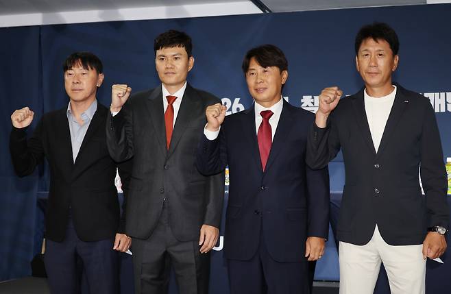 포즈 취하는 감독들

    (서울=연합뉴스) 신준희 기자 = 4일 종로구 축구회관에서 열린 2025-26 ACL 참가 K리그 4개팀 미디어데이에서 각팀 감독들이 포즈를 취하고 있다. 

    왼쪽부터 울산HD 신태용 감독, 강원FC 정경호 감독, FC서울 김기동 감독, 포항 스틸러스 박태하 감독. 2025.9.4