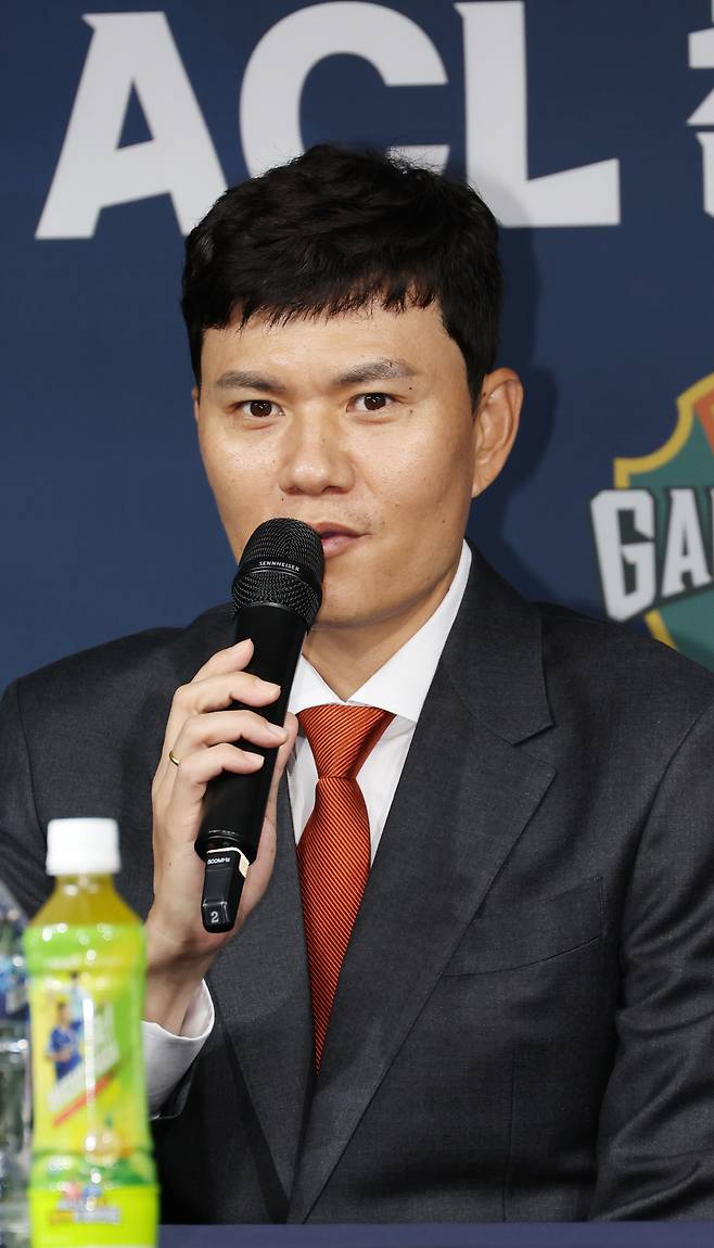 각오 말하는 정경호 감독

    (서울=연합뉴스) 신준희 기자 = 4일 종로구 축구회관에서 열린 2025-26 ACL 참가 K리그 4개팀 미디어데이에서 강원FC 정경호 감독이 각오를 밝히고 있다. 2025.9.4