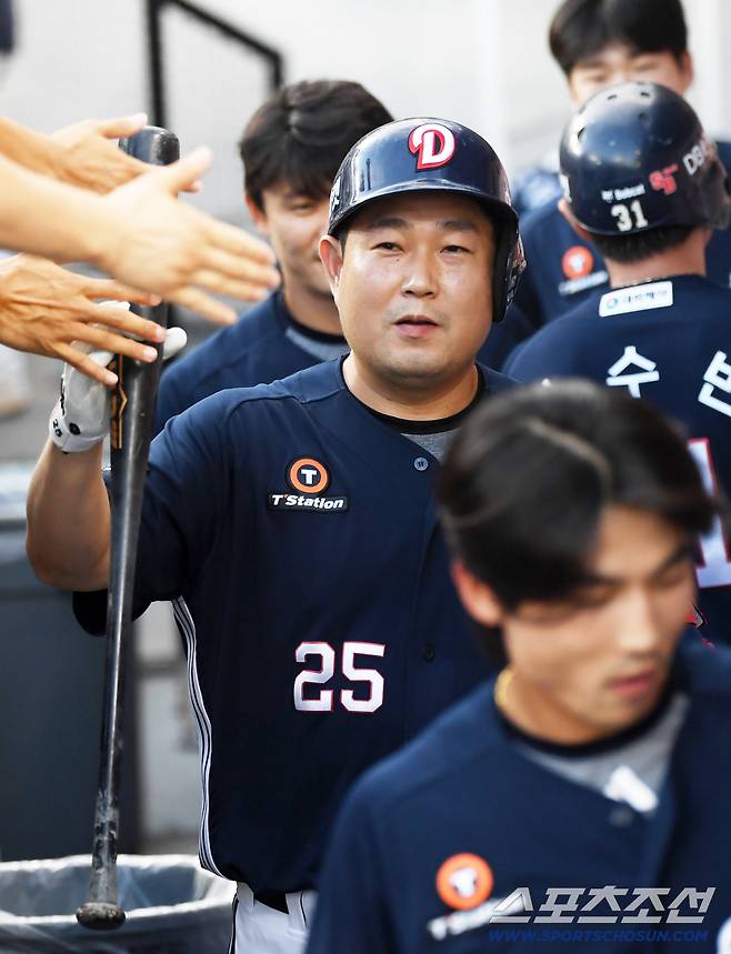 19일 대전 한화생명볼파크에서 열린 한화 이글스와 두산 베어스의 경기. 두산 양의지가 하이파이브를 하고 있다. 대전=박재만 기자 pjm@sportschosun.com/2025.08.19/