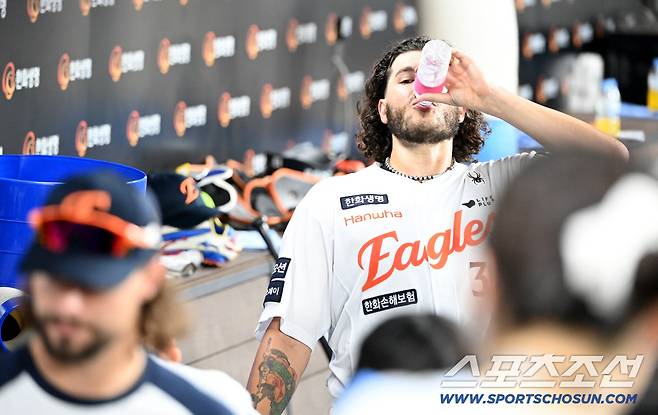 물을 마시던 폰세의 시선이 향하는 그 곳엔