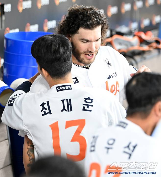 최재훈의 축하를 받는 폰세