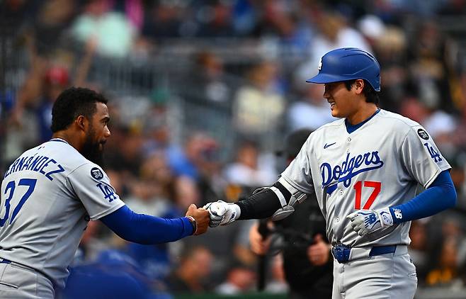 오타니가 지난 3일(한국시각) 피츠버그전에서 3회 솔로홈런을 치고 들어오자 테오스카 에르난데스가 맞아주고 있다. AFP연합뉴스