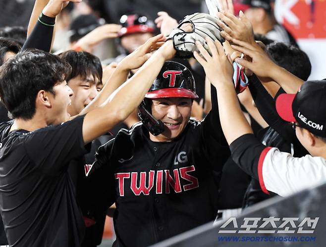6회초 1사 1루 오지환이 투런포를 친 후 환영받고 있다.