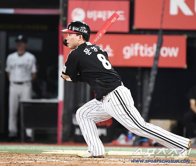 7회초 1사 2루 문성주가 1타점 적시타를 치고 있다.