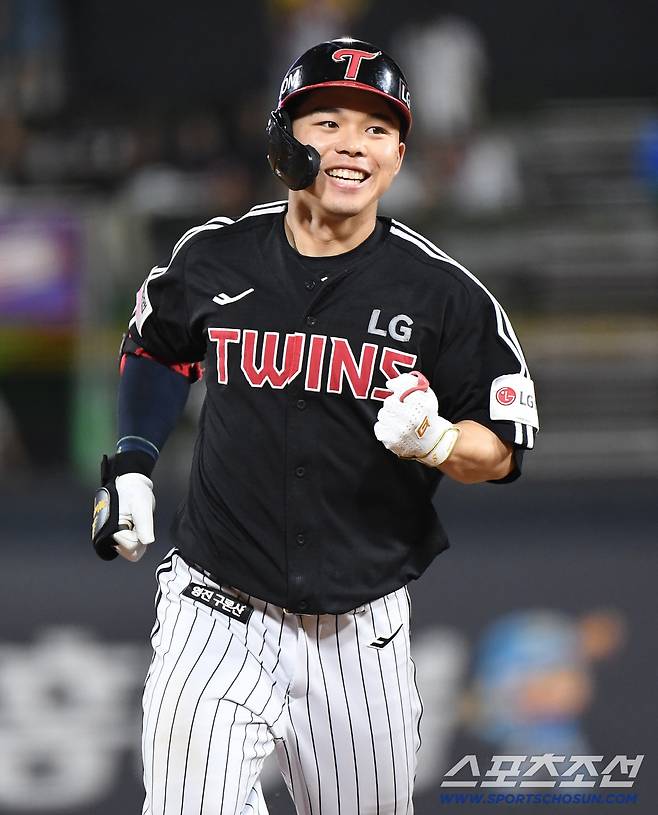 4일 수원 KT위즈파크에서 열린 LG-KT전. 8회초 1사 만루 문성주가 만루 홈런을 친 후 그라운드를 돌며 활짝 웃고 있다. 수원=정재근 기자 cjg@sportschosun.com/2025.9.4/