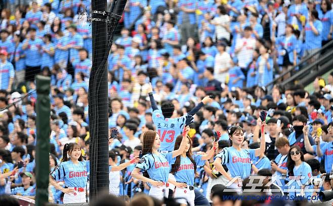 22일 부산 사직야구장에서 열린 삼성과 롯데의 경기, 1루 관중석의 롯데 팬들이 응원전을 펼치고 있다. 부산=허상욱 기자wook@sportschosun.com/2025.06.22/