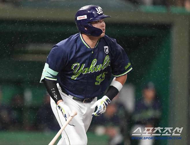 뒤늦게 발동이 걸린 무라카미가 홈런을 양산한다. 무라키미는 4일 요미우리전에서 시즌 16~17호 홈런을 터트렸다. 사진캡처=야쿠르트 스왈로즈 SNS