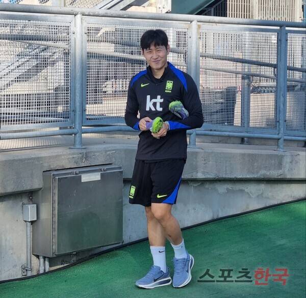 발목 염좌 부상을 입었던 이강인이 하루 만에 밝은 미소와 함께 대표팀 훈련에 복귀했다. ⓒ스포츠한국 김성수 기자