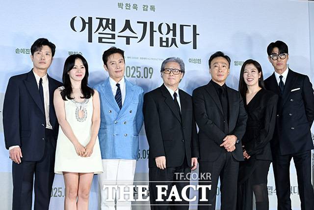 '어쩔수가없다'는 '헤어질 결심'으로 제75회 칸 국제영화제 감독상을 받은 박찬욱 감독(왼쪽에서 네번째)이 3년 만에 선보이는 신작이다. /남용희 기자
