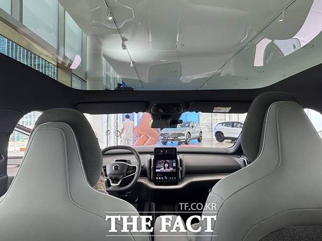 2열에서 바라본 파노라믹 글라스 루프를 통해 개방감을 극대화한 실내 공간. /황지향 기자