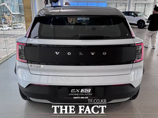 후면 블랙 쉴드 패널과 'VOLVO' 레터링이 강렬한 인상을 주는 EX30 CC. /황지향 기자