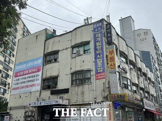 문래동 정비사업도 활기를 띠고 있다. 문래동은 당산동과 함께 올해 서울시의 용적률 규제 완화로 사업성이 개선된 영향이다. /황준익 기자