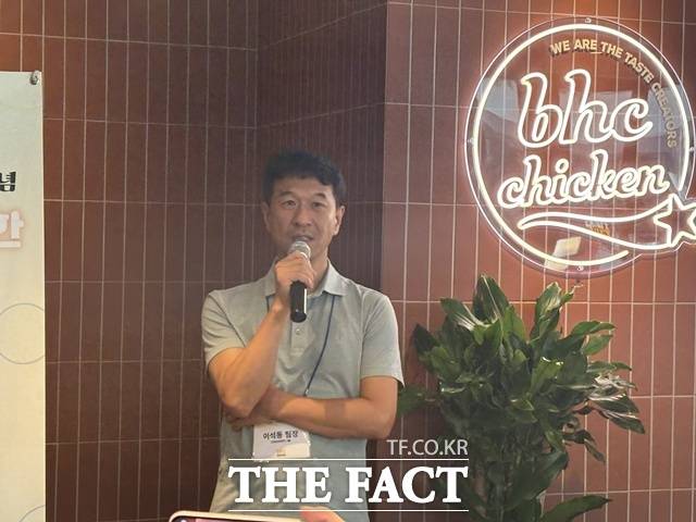 이석동 bhc 메뉴개발팀장은 '맛초킹'에 대해 "피복이 얇게 달리붙는 소스"라고 설명했다. /문화영 기자