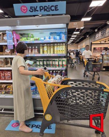 이마트 매장에서 고객이 그로서리 특화 초저가 자체브랜드(PL) 5K PRICE 상품을 살펴보고 있다. 김흥순 기자