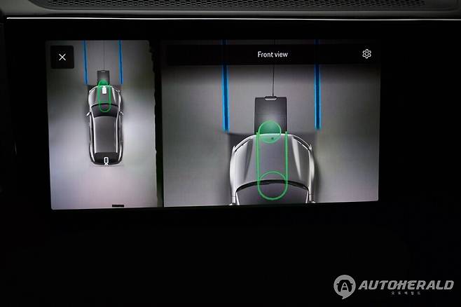 약 50kg의 플로어 플레이트에는 LTE와 WLAN 모듈이 기본 탑재되어 원격 소프트웨어 업데이트와 인프라 확장이 가능하다(출처: 포르쉐)