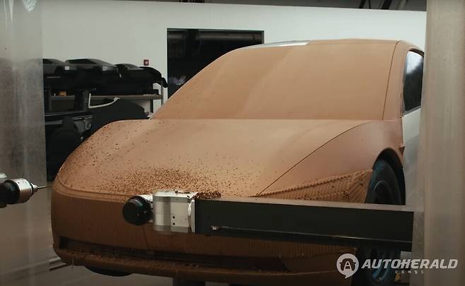 사이버트럭에서 영감을 받은 테슬라의 풀사이즈 전기 SUV 출시 가능성이 제기됐다(출처: 테슬라 유튜브 캡처)