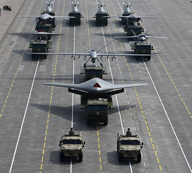 /연합뉴스지난 3일 중국 베이징에서 열린 중국 전승절 80주년 기념 열병식에서 무인 항공기를 실은 차량들이 이동하고 있다. 중국은 이날 10여 종의 육·해·공 무인 무기 체계와 드론 방어 무기를 공개했다./신화 연합뉴스