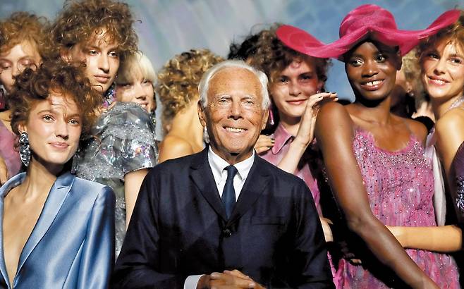 지난 2018년 다음 연도 유행을 선도하는 아르마니 패션쇼로 호평을 받은 뒤 여성 모델들과 무대 인사를 전한 조르조 아르마니. /AP 연합뉴스