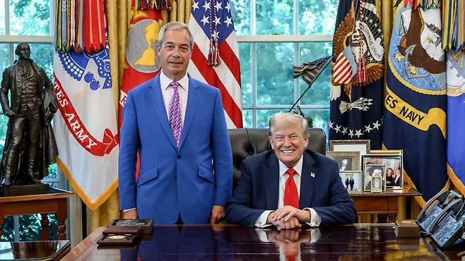 미국을 방문 중인 나이젤 패라지 영국개혁당 대표(왼쪽)가 3일 백악관에서 도널드 트럼프 미 대통령과 만나 기념 촬영을 하고 있다. /X(옛 트위터)